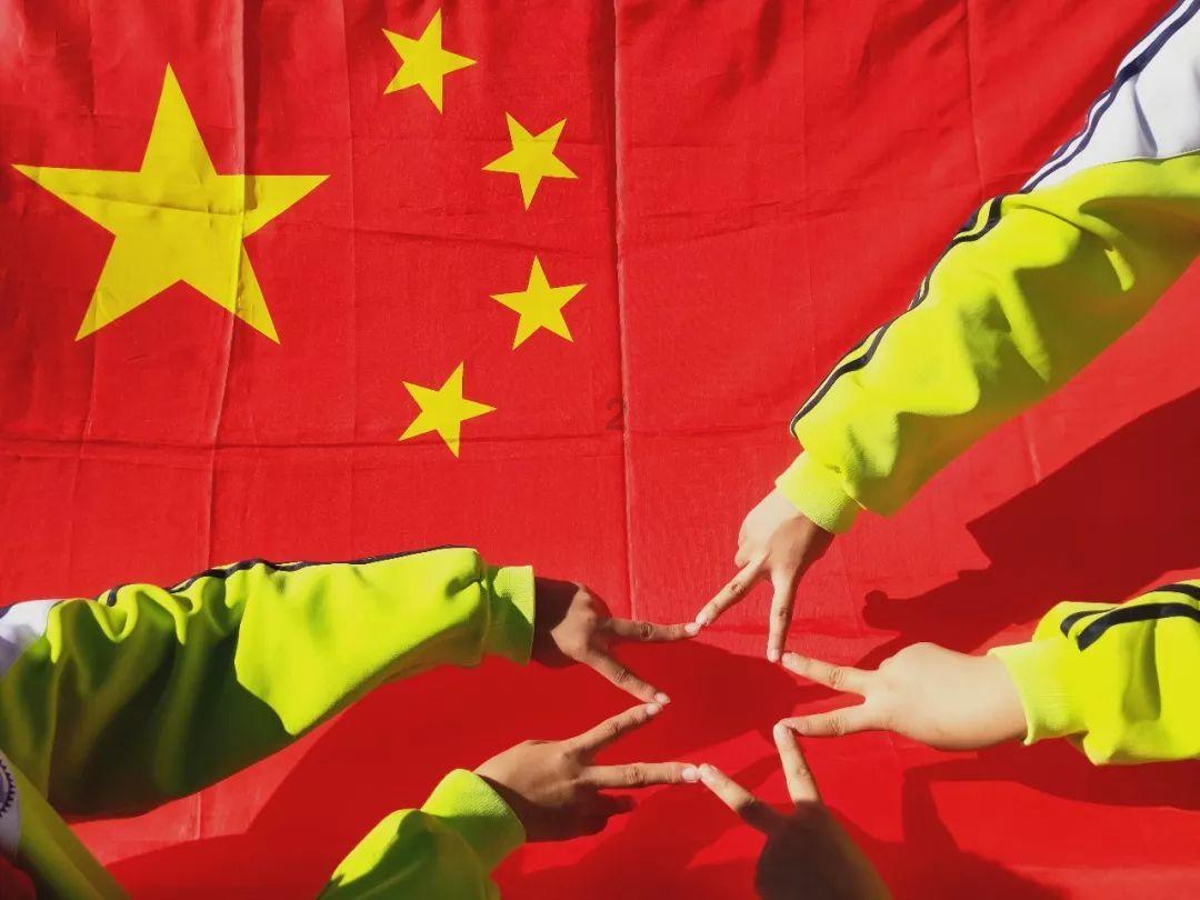 他毕业黄埔军校却一生无为，生了个女儿成了歌星，如今人人皆知
